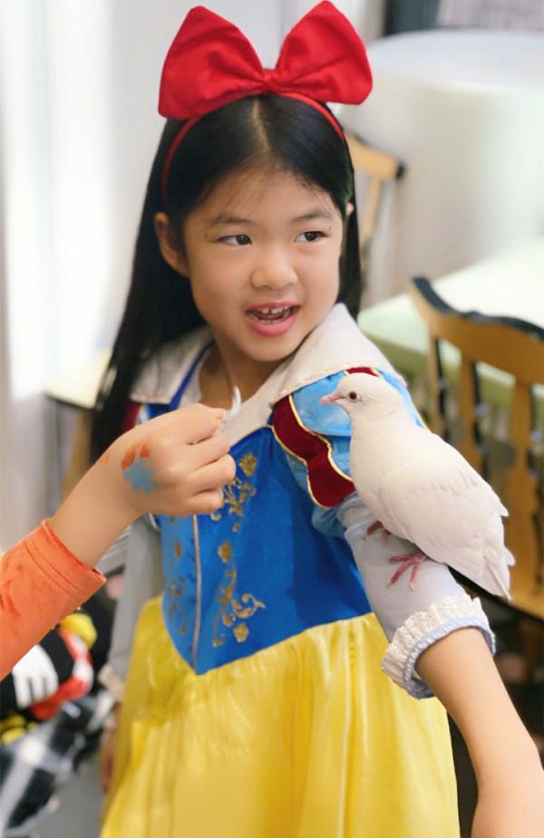 章子怡攜家人遊玩，曬全家福取名“東章熙汪”，網友：熙熙要出道