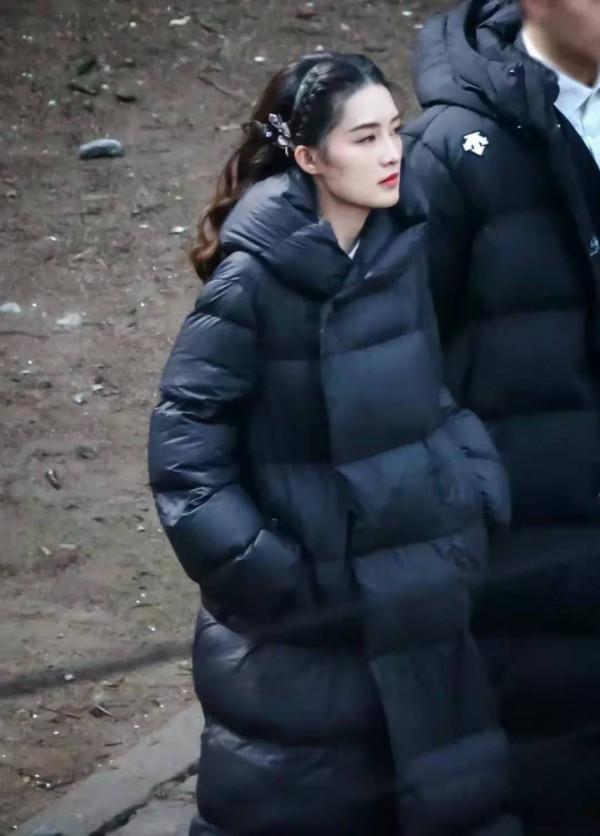 “李沁”越來越時髦了，穿黑色羽絨服配編髮，雖簡約卻很顯氣質