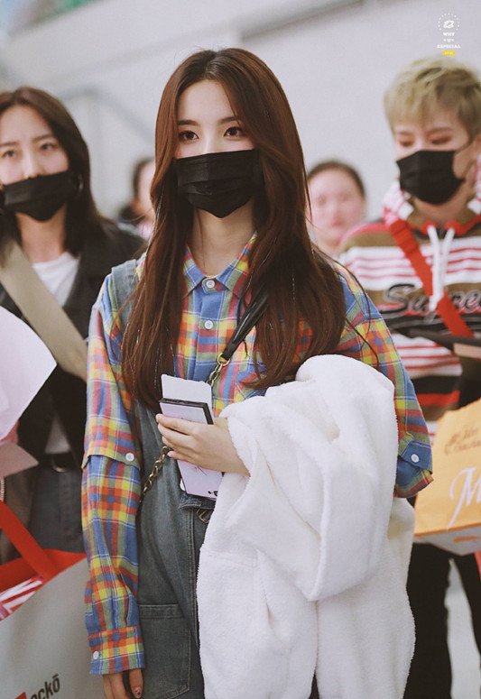 楊超越真接地氣,穿一百多的襯衫走機場,真和吳宣儀活在兩個世界 楊超越真接地氣,穿一百多的襯衫走機場,真和吳宣儀活在兩個世界