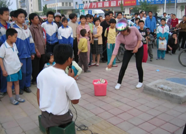流浪歌手沒雙腿沒文化,卻娶了漂亮姑娘活成勵志人物,他憑啥 流浪歌手沒雙腿沒文化,卻娶了漂亮姑娘活成勵志人物,他憑啥