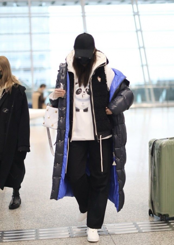 關曉彤也太趕&OpenCurlyDoubleQuote;時髦&rdquo;了，穿冰墩墩衛衣走機場，看了都羨慕