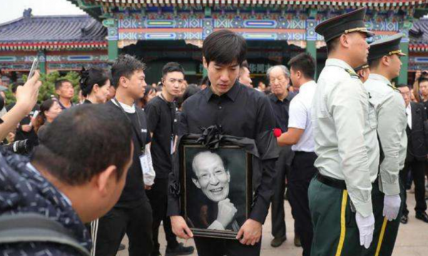 2018年常寶華去世,葬禮上侯耀華帶頭鼓掌牛群缺席,兩人有何恩怨 2018年常寶華去世,葬禮上侯耀華帶頭鼓掌牛群缺席,兩人有何恩怨