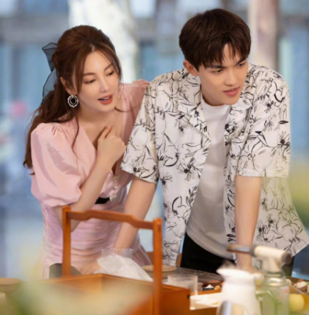 張雨綺歡樂谷拍戲遭路拍，被指顏值垮掉，幾十個評論就登上熱搜