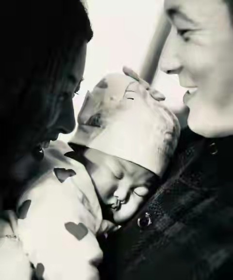 名媛朱珠高調曬全家福!她難得穿褲裝美貌創新高,女兒小梨渦超美 名媛朱珠高調曬全家福!她難得穿褲裝美貌創新高,女兒小梨渦超美