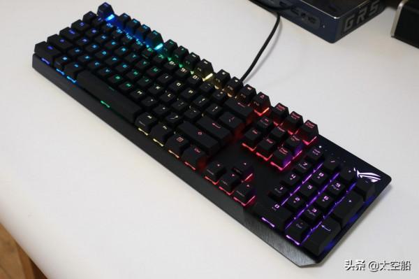 拒絕櫻桃軸一統天下，自研軸體也很香，ROG遊俠NX機械鍵盤評測