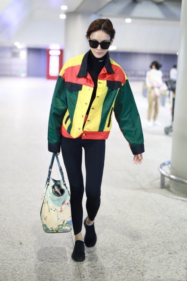 張藍心也有穿錯的時候,銀色外套配健身褲,反而顯腿短了10cm 張藍心也有穿錯的時候,銀色外套配健身褲,反而顯腿短了10cm