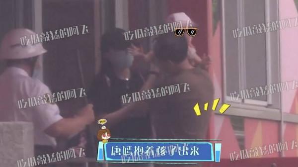 唐嫣和父親接女兒放學 寶貝穿著粉嫩可愛呆萌