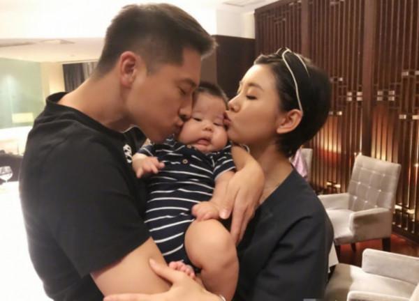 李小萌曬全家福慶中秋,疑暗示二胎性別,王雷抱熟睡兒子超有愛 李小萌曬全家福慶中秋,疑暗示二胎性別,王雷抱熟睡兒子超有愛