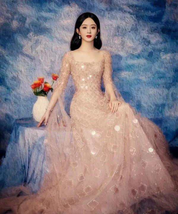 趙麗穎pk張含韻，中秋禮服，還是小趙更勝一籌