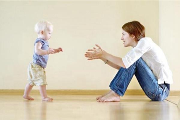 “寒從腳起”就算是夏天也不能讓娃光腳走路，靠譜嗎？一文說清