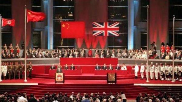 97年香港迴歸，英國搞小動作，旗手朱濤：鼻裡塞棉花，血往嘴裡吸