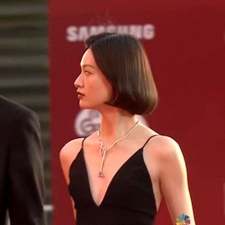 北京電影節紅毯:鞏俐一女拖四男,梅婷胸前掛月餅,周冬雨顯老氣 北京電影節紅毯:鞏俐一女拖四男,梅婷胸前掛月餅,周冬雨顯老氣