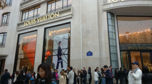 沙特“養不起”的王妃：花51萬買打底褲，欠上億賬單逃走後被離婚