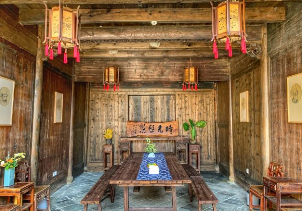 在浙江深處，有一個江南秘境，與世半隔絕中，獨特油畫景色醉人