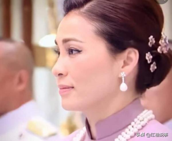 蘇提達令泰王目不轉睛，滿天星髮飾又美又仙，比頭戴王冠都驚豔