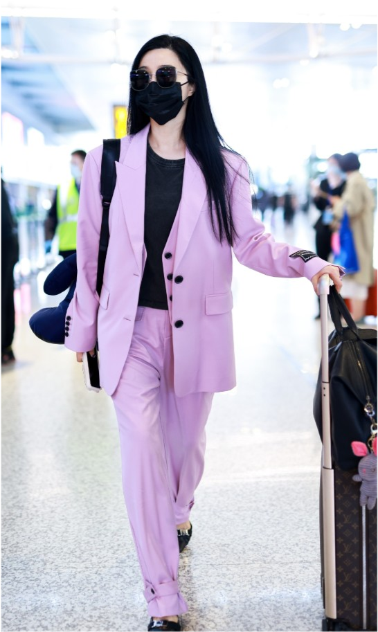 范冰冰重回巔峰狀態！穿西裝變霸氣女總裁，背小熊包卻形成反差萌