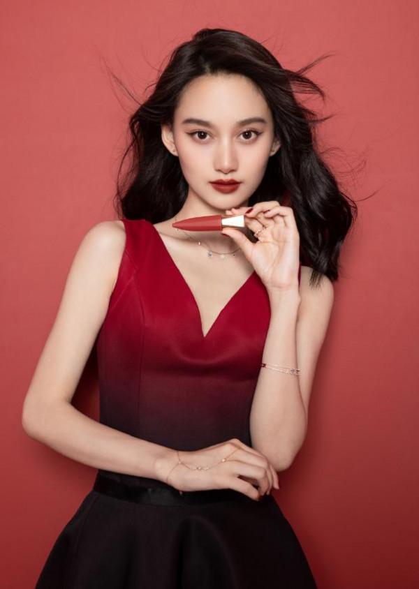 00後夏夢太有感覺了,穿紅黑漸變色長裙豔麗動人,真有女人味 00後夏夢太有感覺了,穿紅黑漸變色長裙豔麗動人,真有女人味