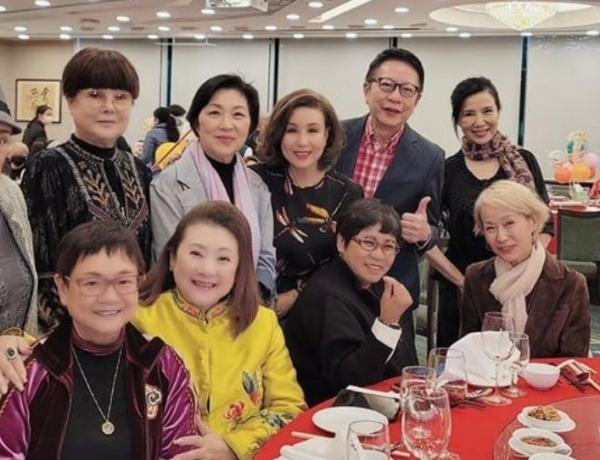 一眾老戲骨聚會!55歲關秀媚仍貌美,與小7歲男星相戀15年不結婚 一眾老戲骨聚會!55歲關秀媚仍貌美,與小7歲男星相戀15年不結婚