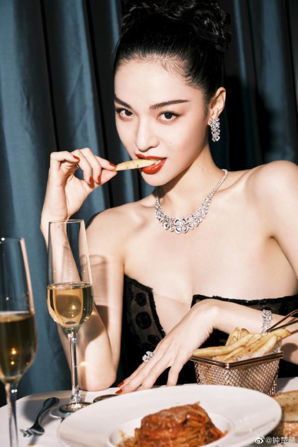 鍾楚曦一襲黑裙現身 塗紅唇風情萬種