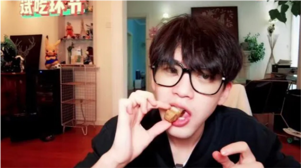 明星也愛吃“幾塊錢”的零食：肖戰吃到上頭，譚松韻拍戲都在吃