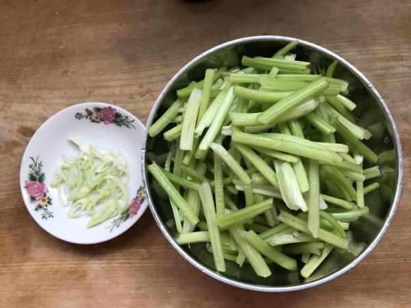 它是秋季公認的減脂菜，別看不起眼，鐵含量極高，脆爽滑嫩不怕胖