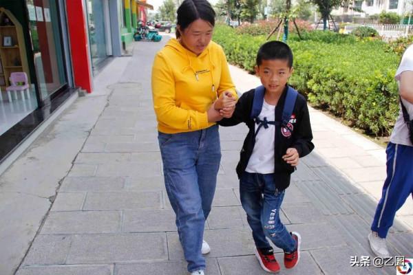 雙胞胎兄弟出生僅相隔5分鐘，卻因媽媽一時大意，命運天差地別