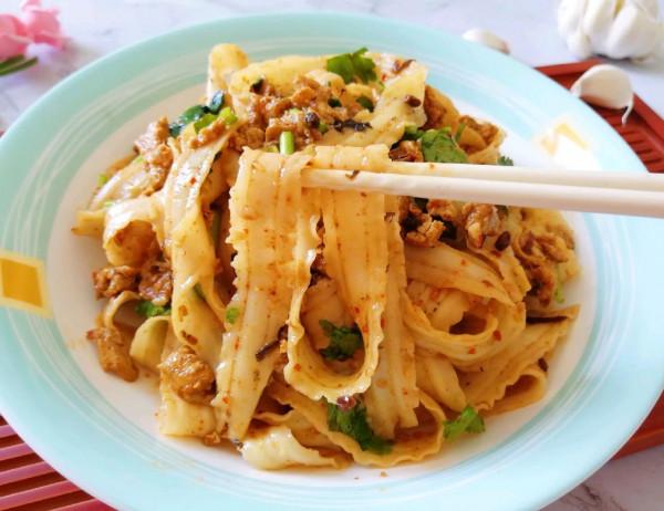 家常雞蛋肉醬面，一碗不夠吃，麵條爽滑，肉醬鮮香，太過癮了