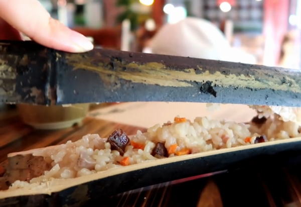 廣西長髮村的美食，竹筒當鍋又當碗，1個28元，吃的時候是糊的