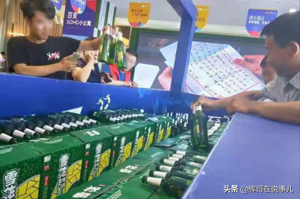 小夥開燒烤店負債50萬，擺攤“手抓啤酒免費喝”，一年收回120萬