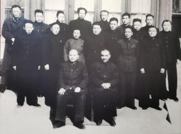 1961年，紅25軍將領合影，3位大軍區司令都站後排，誰坐前排C位？