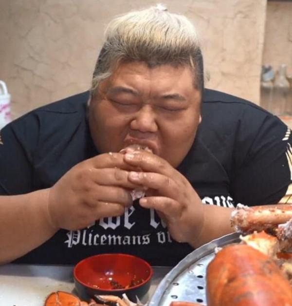 河北小夥300多斤,娶妻生子後,瘋狂吃胖到560斤,月入幾十萬元 河北小夥300多斤,娶妻生子後,瘋狂吃胖到560斤,月入幾十萬元