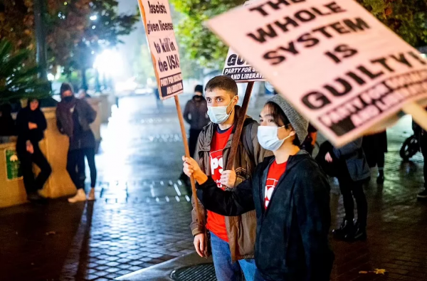 槍殺暴徒的少年判無罪，全美竟震怒？多城抗議，波特蘭陷打砸搶燒