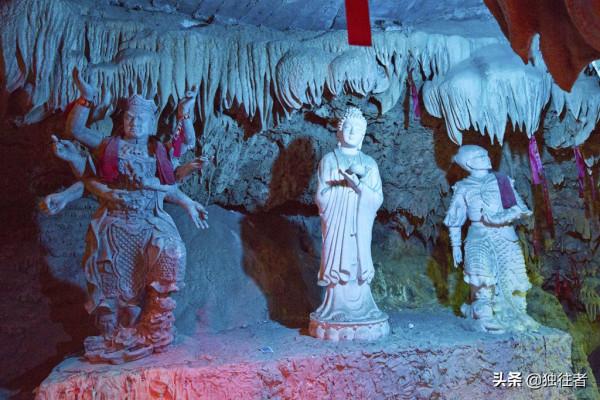 與石筍、石柱、石幔相伴的二千多尊觀音像組成東南亞最大的觀音洞 與石筍、石柱、石幔相伴的二千多尊觀音像組成東南亞最大的觀音洞
