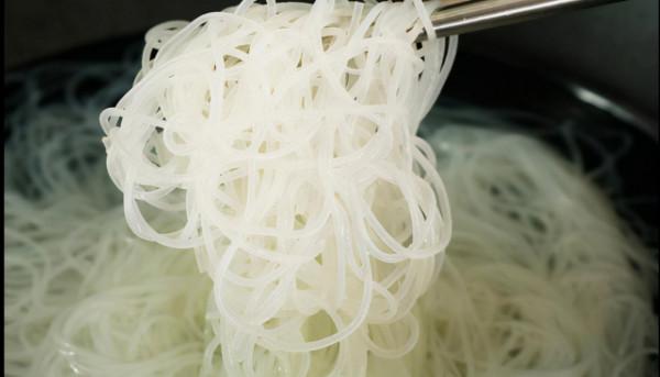 幹米粉浸泡時，要用溫水還是開水？教你正確做法，不粘鍋不會坨