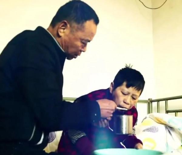 妻患病殘疾，丈夫不離不棄照顧32年，他們的美好愛情故事感天動地