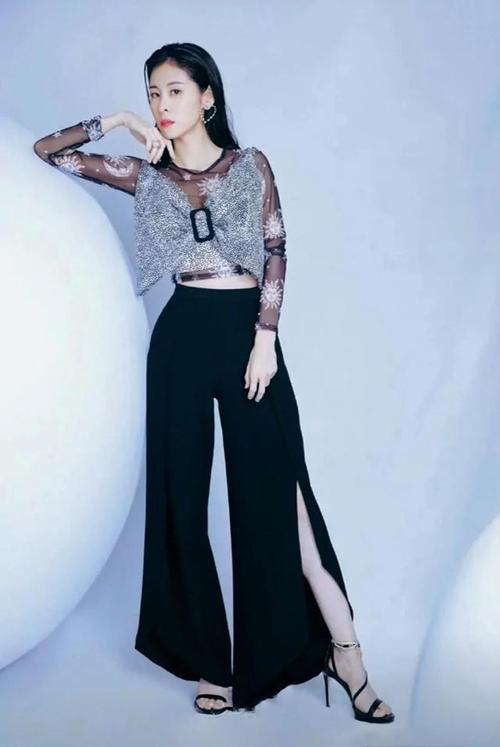 張碧晨身材好，顏值也不差也會“穿”，但為何總是給人老氣的感覺