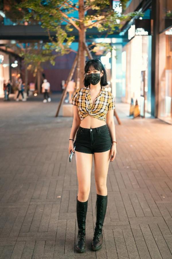 有一種時髦叫“光腿穿靴子”,看著顯腿長,到底是冷是熱? 有一種時髦叫“光腿穿靴子”,看著顯腿長,到底是冷是熱?