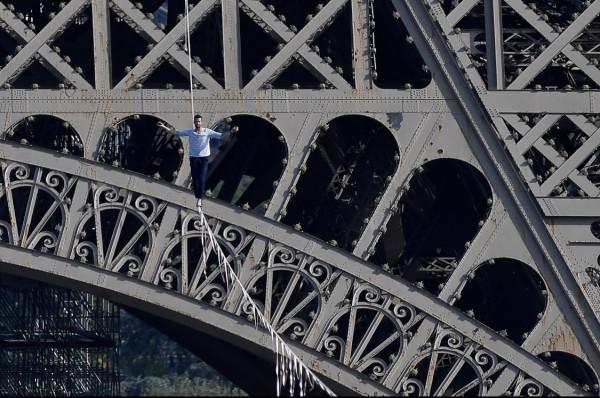 27歲法國高空走索能人成功橫渡塞納河：從埃菲爾鐵塔上出發