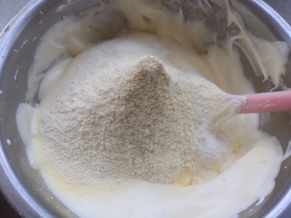 普通麵粉加入玉米麵也能做蛋糕，家庭製作怎麼省事兒怎麼來