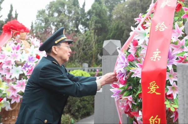 彭雪楓犧牲時留下獨子，名字和他只差一個字，如今已經是上將軍銜