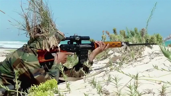 索馬利亞海盜最丟臉的搶劫：挾持貨船2年沒人來贖，還要養22名人質