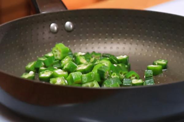 趣味早餐食譜：秋葵炒雞蛋搭配蔥油餅