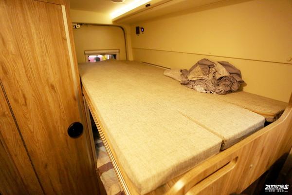 秉承實用派，空間感強，適合兩人旅居的衛航V590縱置上下床版房車