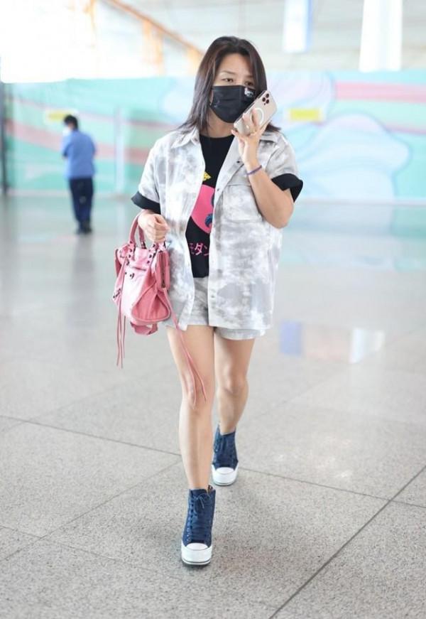 何潔肉肉的也挺好看，西裝配短裙秀雙腿，不咋瘦但很有氣質