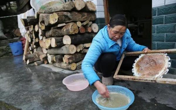 “清明節，我媽忙活一天，卻不給上桌吃飯。”父親：外姓人憑啥吃