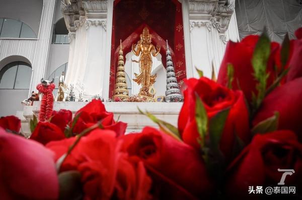 臨近情人節 泰國單身人士晚上排長隊向愛神祈福