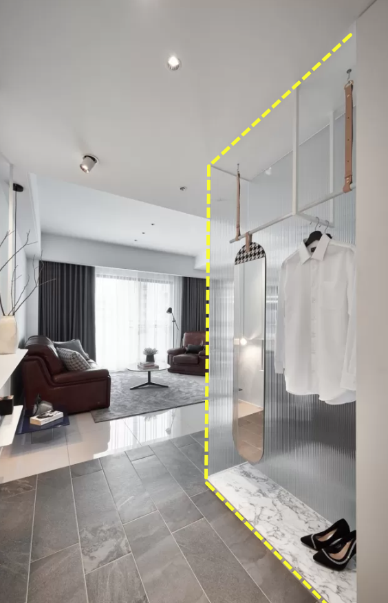 玄關延伸2米6，裝長虹玻璃做隔斷，直接圍出2㎡衣帽間！好看好用