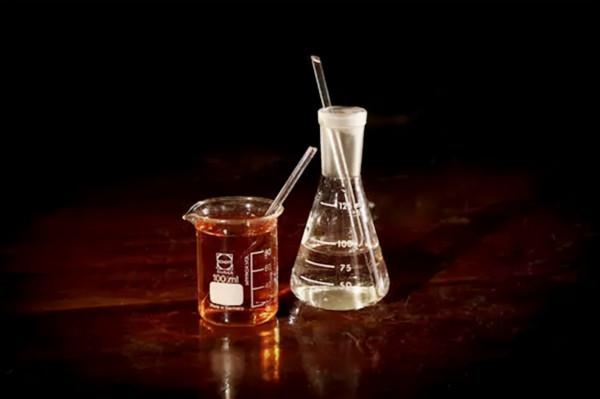 97年，兩滴液體落在化學家卡倫的手套，進醫院3周深度昏迷致身亡