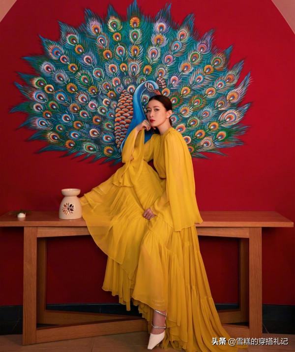 女人年過45歲，建議少穿“藏藍色”！今秋流行這3種顏色，真減齡