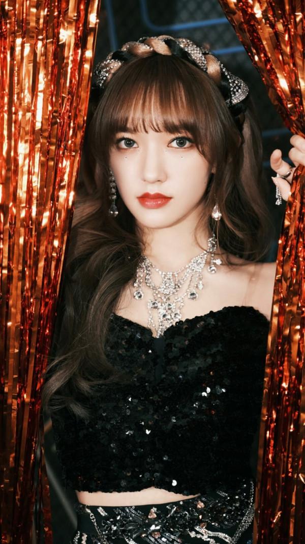 程瀟 1998年出生於廣東省，中國內地流行樂女歌手、演員